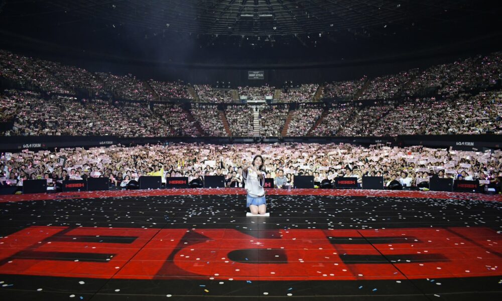 [k-exclusive]:-iu-performs-to-sold-out-kia-forum