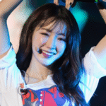 ex-gugudan-troca-os-palcos-pelos-ceus-e-surpreende-com-nova-vida-como-comissaria-de-bordo