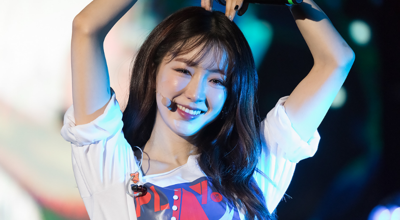 ex-gugudan-troca-os-palcos-pelos-ceus-e-surpreende-com-nova-vida-como-comissaria-de-bordo